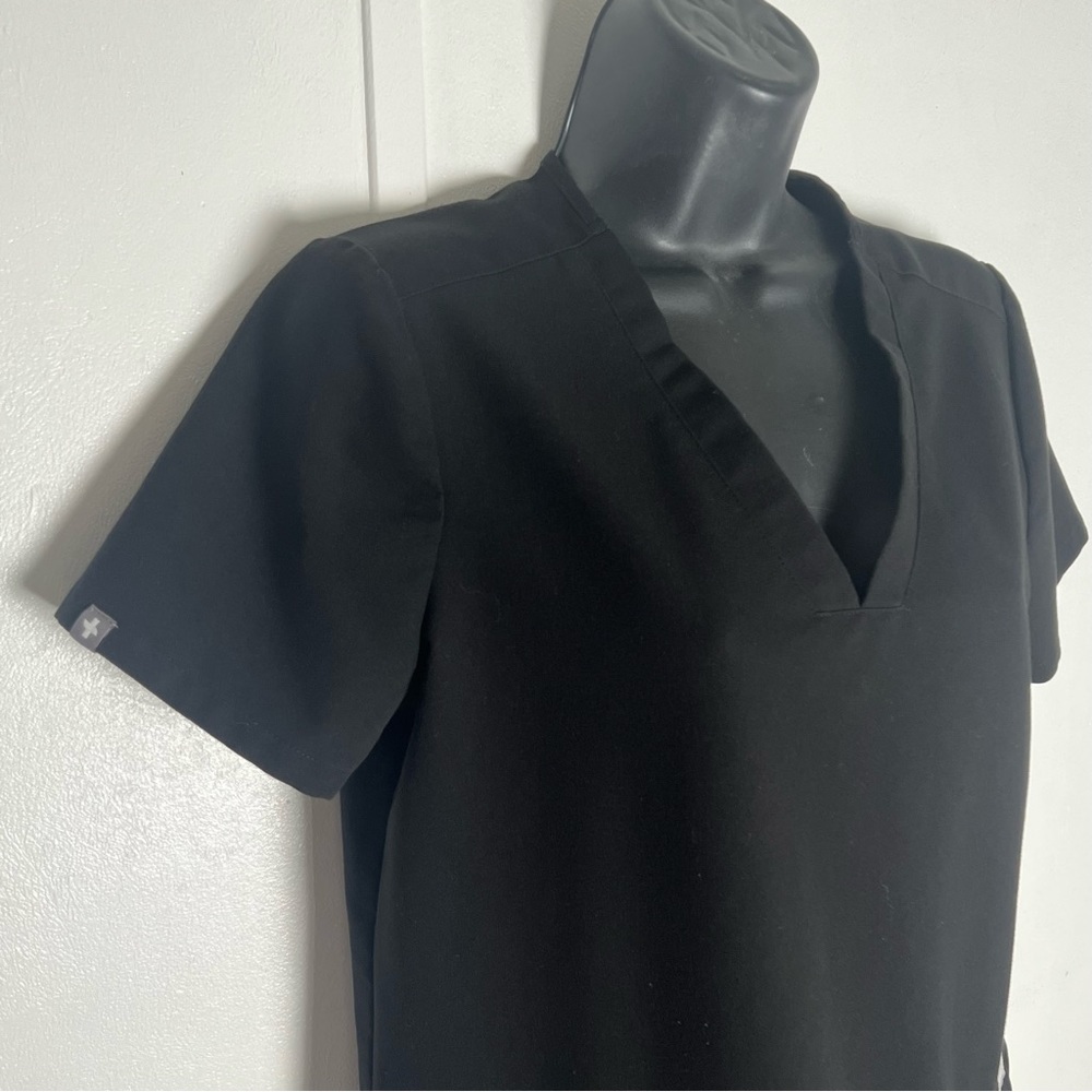 FIGS Casma Three-Pocket Scrub Technical Collection Top Black - Picture 12 of 12